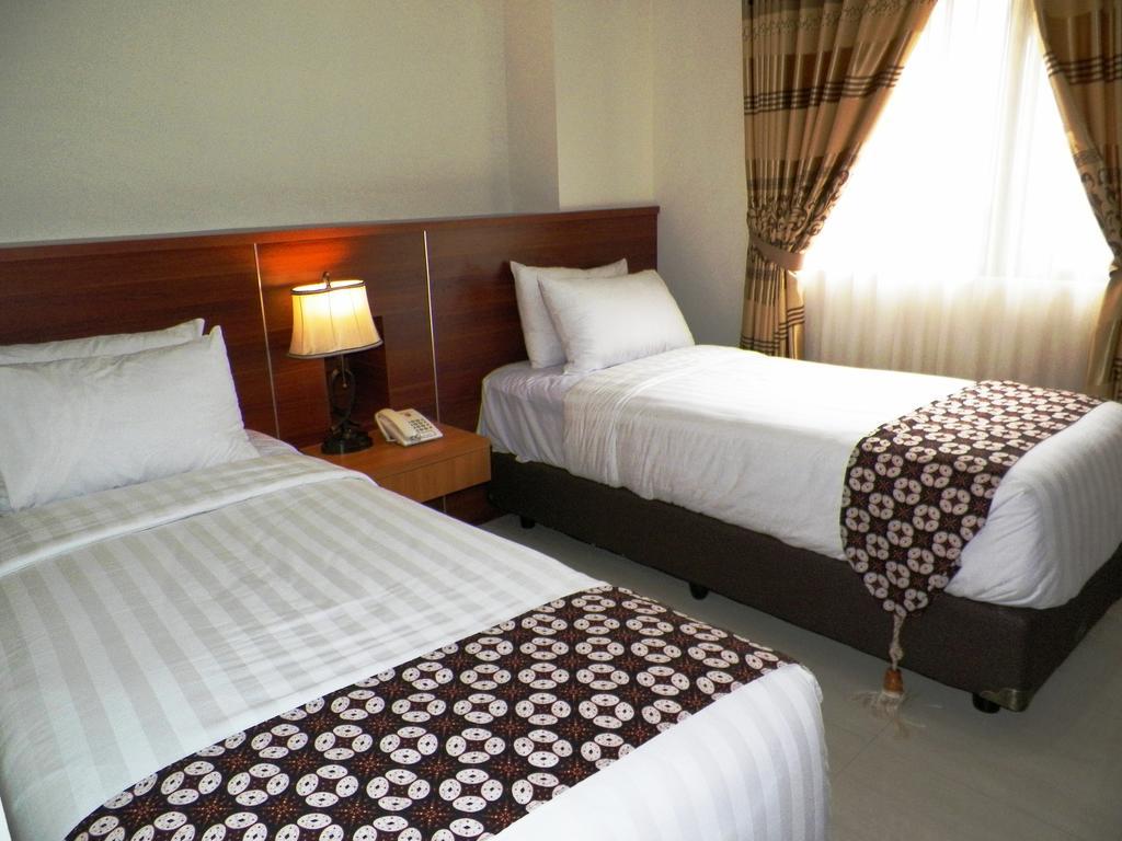 Maranatha Grand Hotel Джокякарта Стая снимка