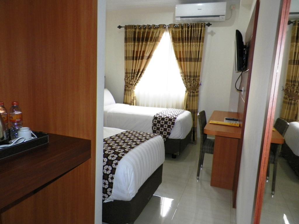 Maranatha Grand Hotel Джокякарта Стая снимка