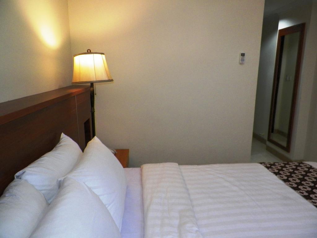 Maranatha Grand Hotel Джокякарта Стая снимка