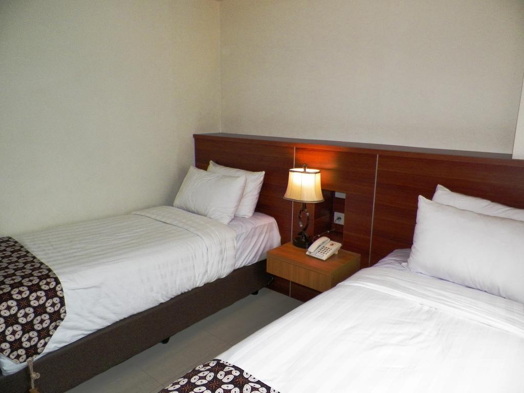 Maranatha Grand Hotel Джокякарта Стая снимка
